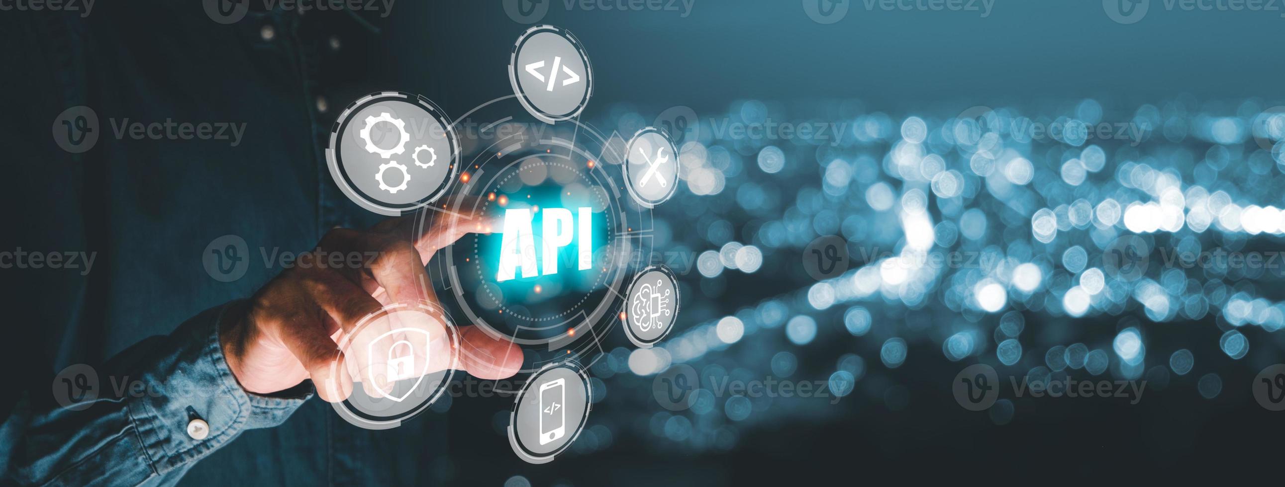 api - interfaccia di programmazione dell'applicazione, l'uomo preme il pulsante sull'interfaccia touch screen e seleziona l'icona api, lo strumento di sviluppo software, la tecnologia moderna, il concetto di Internet e di rete. foto