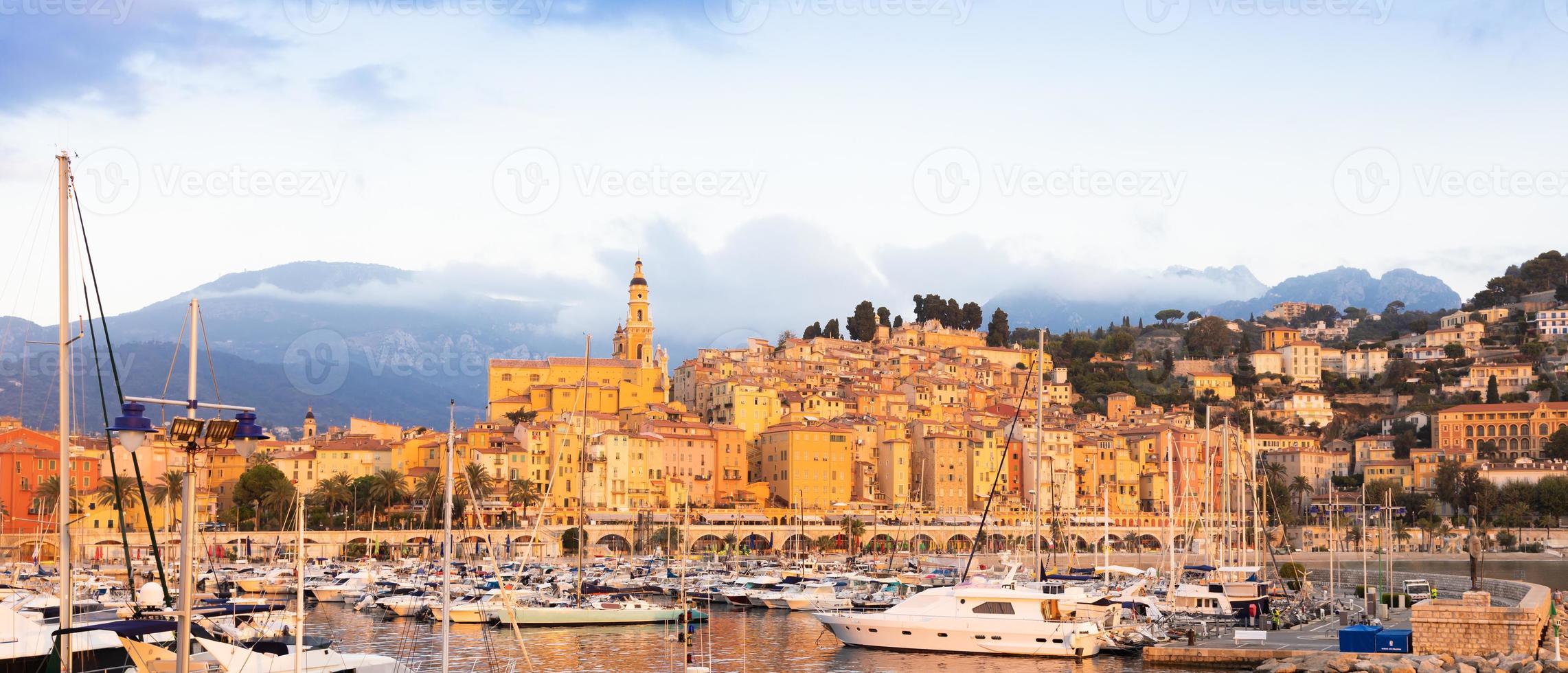 menton sulla riviera francese, chiamata la costa azzurra, situata nel sud della francia all'alba foto