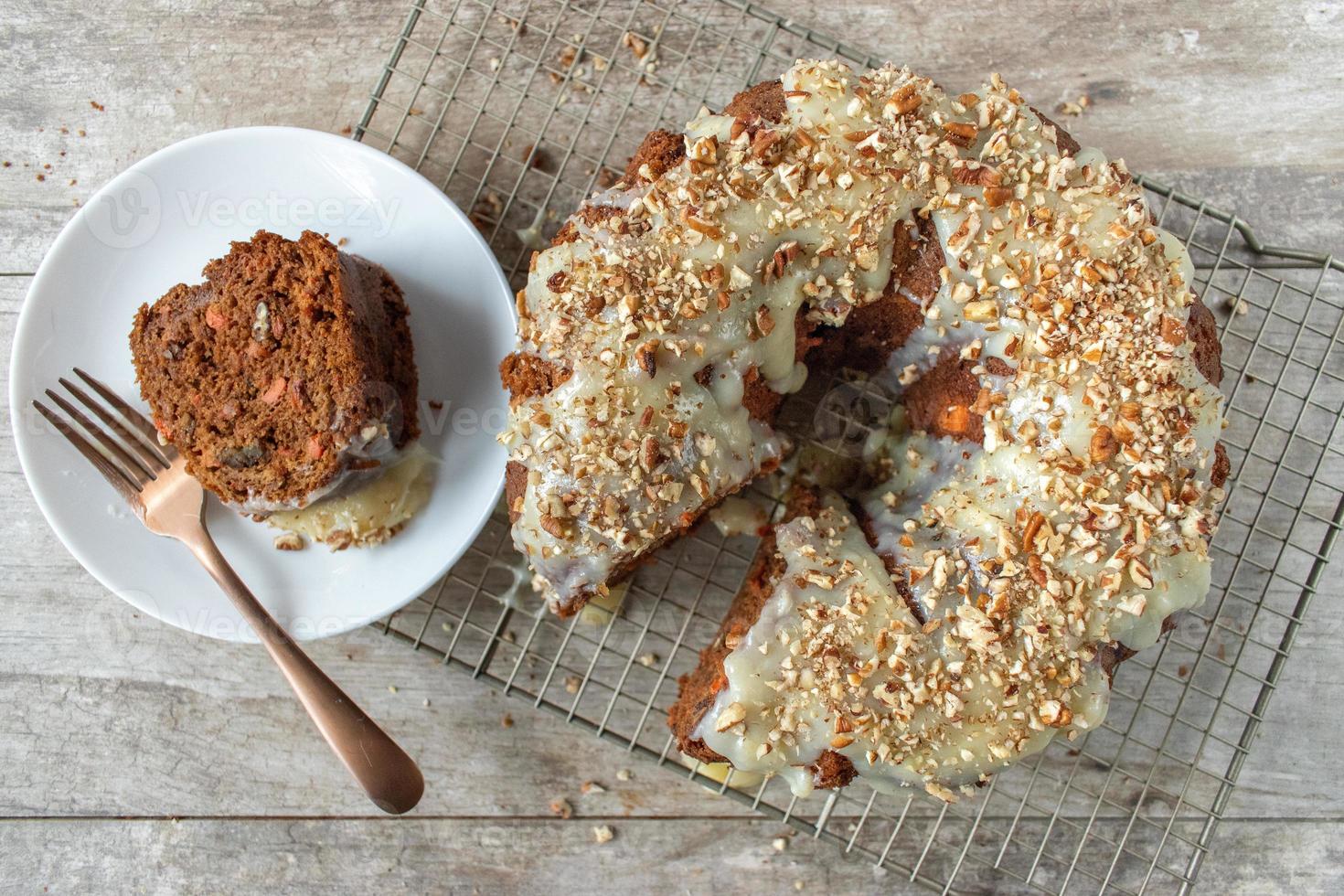 fetta di torta di carote con glassa e noci pecan vista dall'alto foto