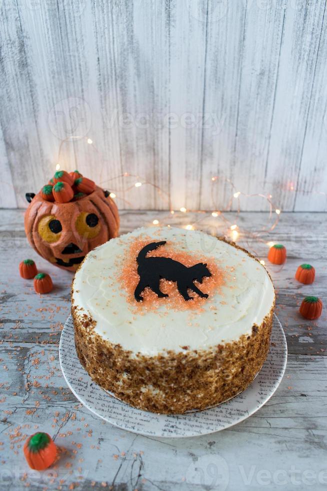 torta di spezie di zucca di gatto nero di halloween con decorazioni foto