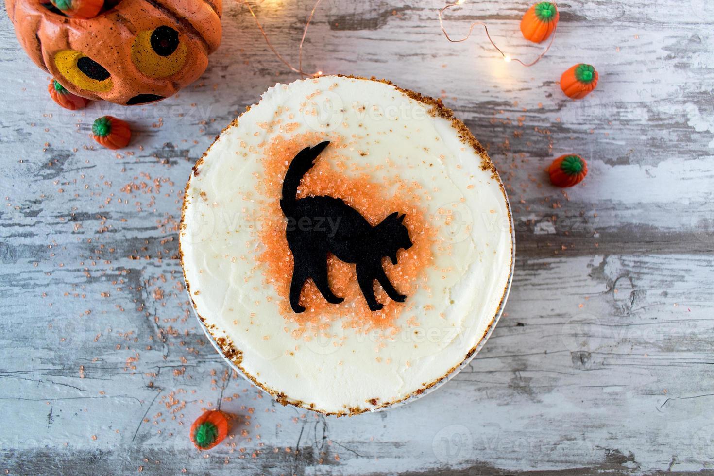 torta di spezie di zucca di gatto nero di halloween con decorazioni piatte foto