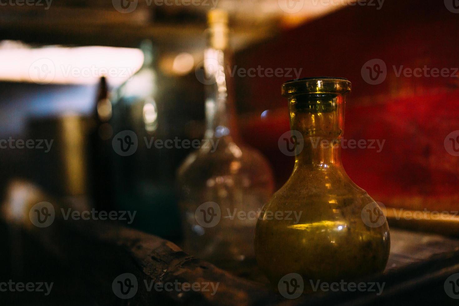 bottiglia medica antica. concetto di halloween mistero oscuro foto