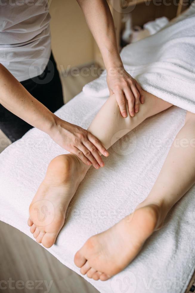 il massaggiatore fa un massaggio ai piedi femminili alle terme. il concetto  di procedure cosmetiche. 8725884 Stock Photo su Vecteezy