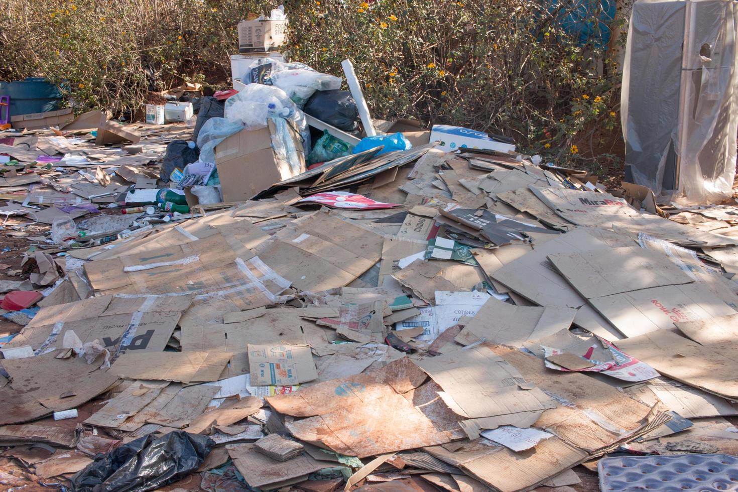 brasilia, brasile, 20 giugno 2022 spazzatura per lo più bottiglie di cartone e plastica che i senzatetto raccolgono e scaricano dove vivono nel settore nord-occidentale di brasilia foto