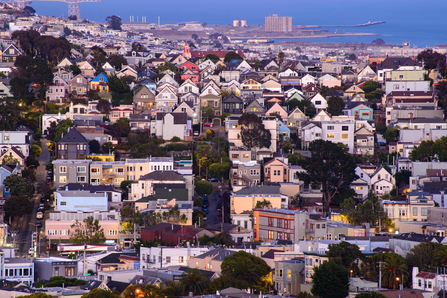 quartiere dell'ora d'oro vista collinare delle case di san francisco, tetti a punta - colorati e panoramici con alcune case vittoriane - una tipica vista di san francisco. foto