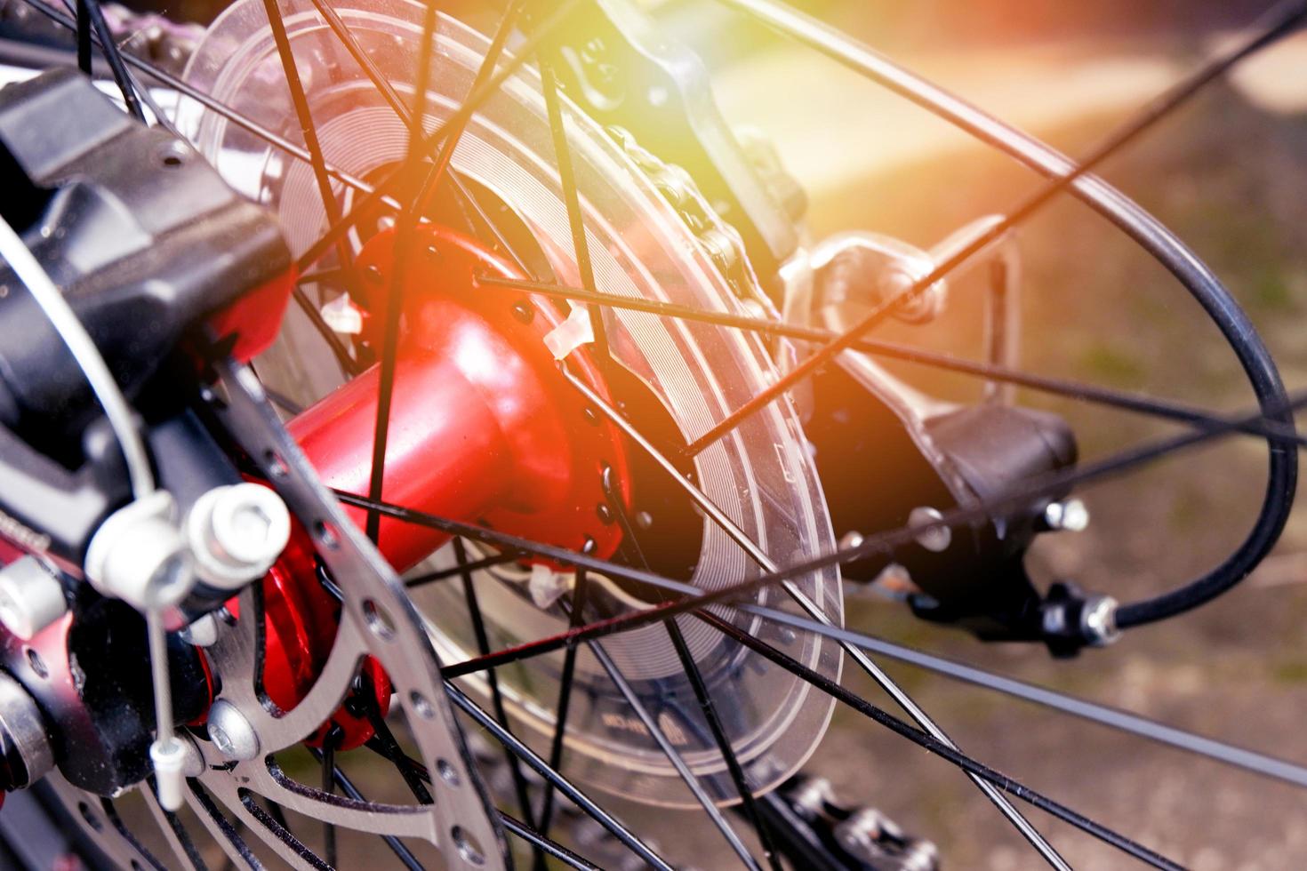 dettagli del mozzo della ruota della bicicletta primo piano posteriore della ruota posteriore della mountain bike rossa con meccanismo del cambio della catena della bici foto