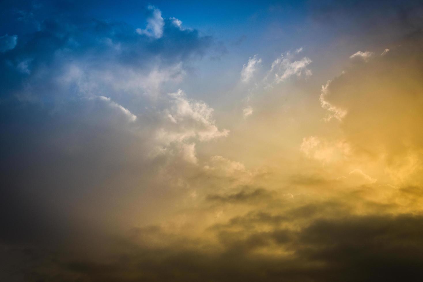 cielo drammatico nuvole cielo tramonto con nuvole la tempesta bellissimo sfondo blu giallo e arancione foto