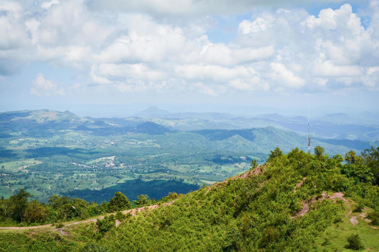 paesaggio catena montuosa vista sulla collina con pali torre radio sulla montagna foto