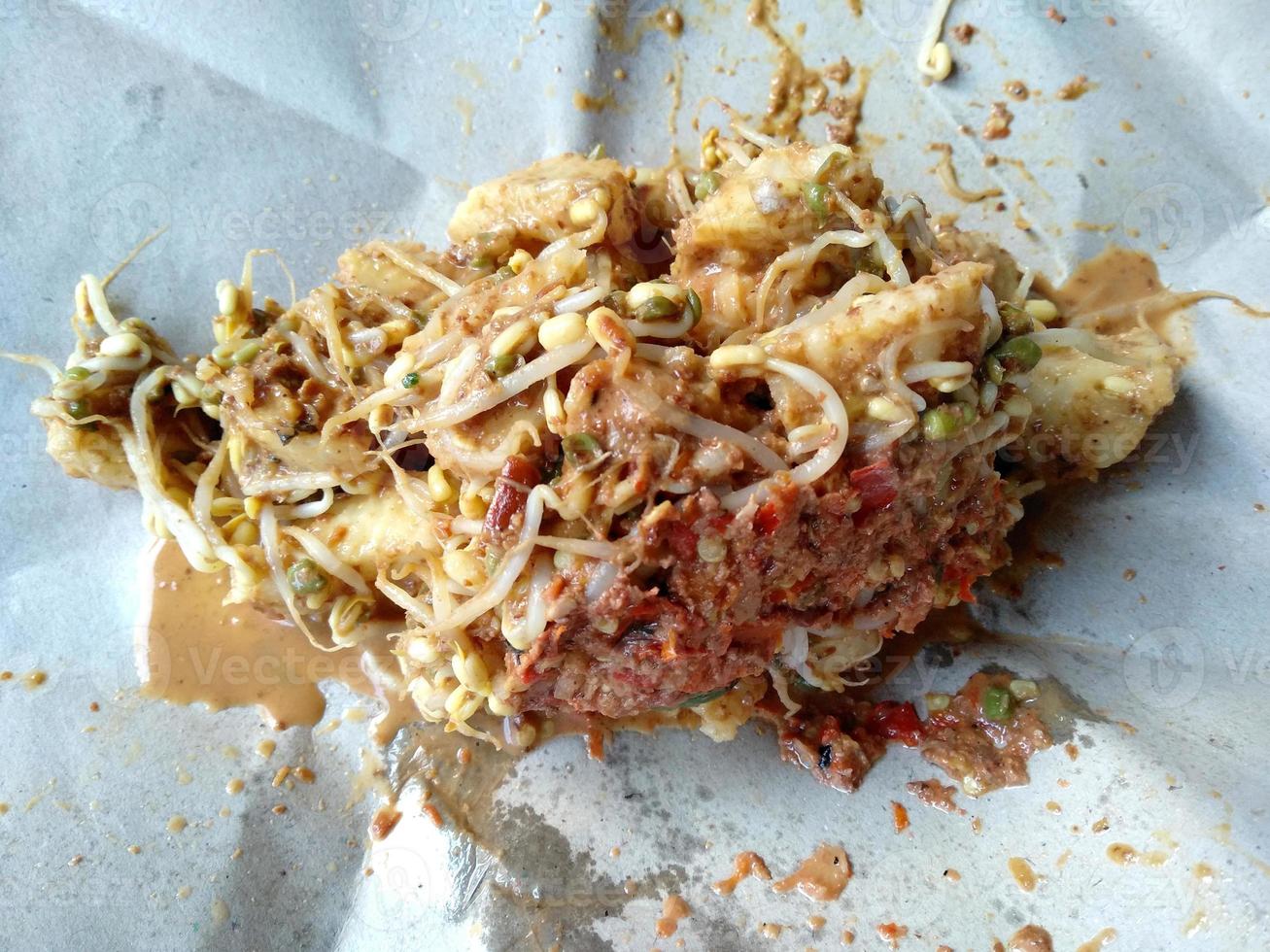 tipat cantok bali o ketoprak. cibo culinario indonesiano foto