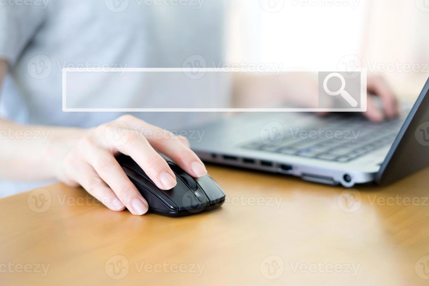 donna che usa il laptop alla ricerca di navigazione in internet foto