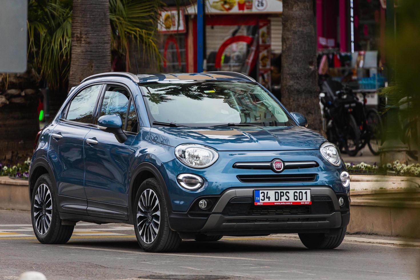 lato turchia 18 febbraio 2022 fiat blu 500 parcheggiata in strada in una calda giornata estiva sullo sfondo del traffico cittadino foto