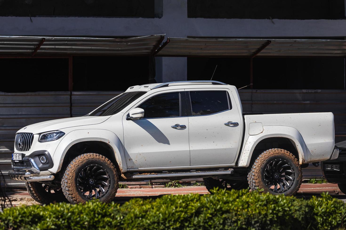 lato turchia 01 marzo 2022 mercedes benz x classe bianca è parcheggiata sulla strada in una calda giornata estiva sullo sfondo di un edificio, alberi foto