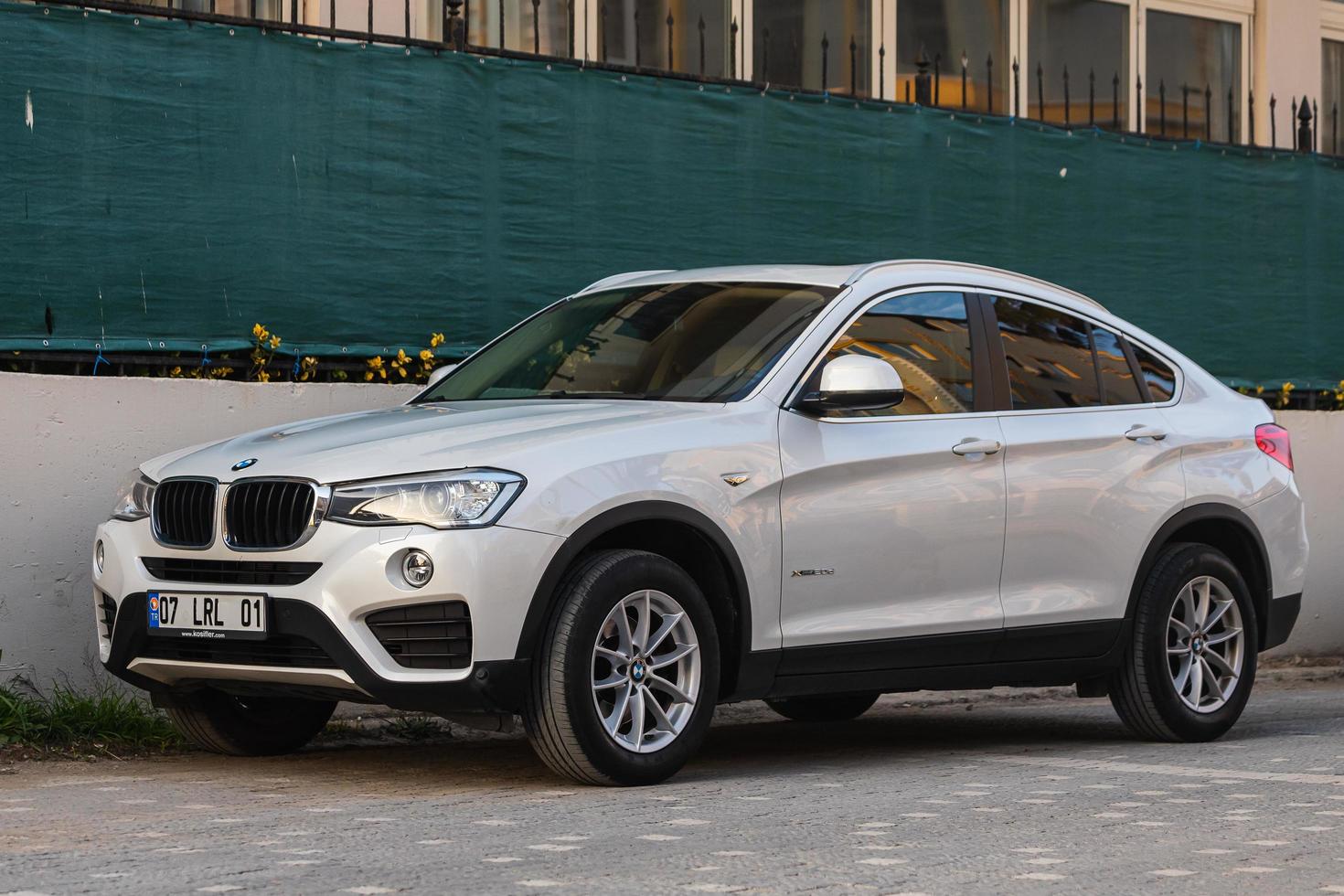 lato turchia 18 febbraio 2022 bianca bmw x5 è parcheggiata per strada in una calda giornata sullo sfondo di una strada foto