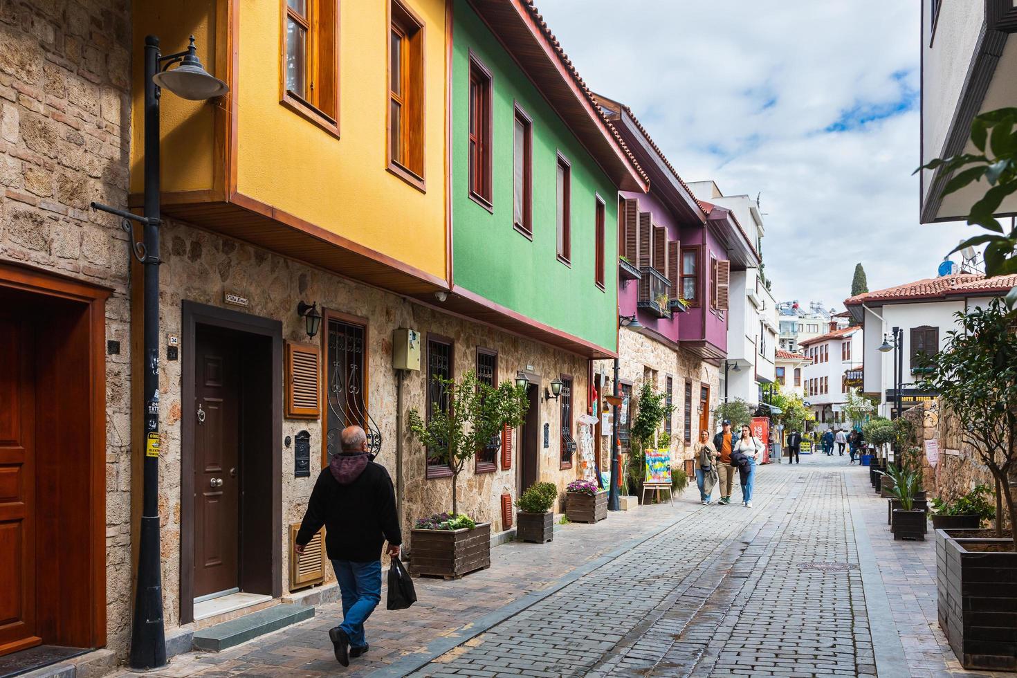 antalya turchia 20 febbraio 2022 stretta strada pedonale con edifici bassi nello stile dell'architettura europea foto