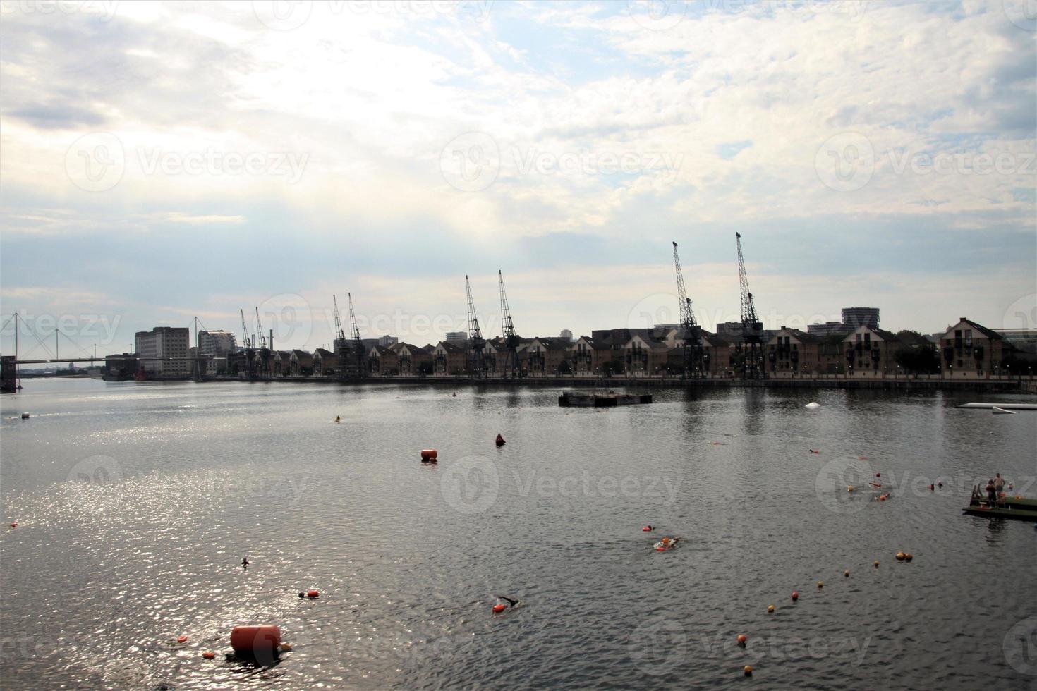 una veduta aerea di Londra sul fiume Tamigi vicino all'isola dei cani foto