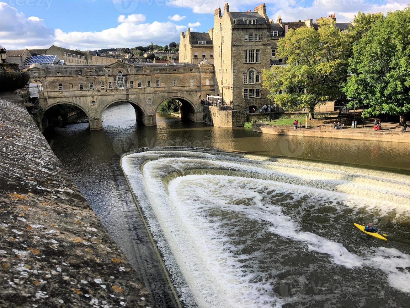 una vista della città di Bath al sole del pomeriggio foto