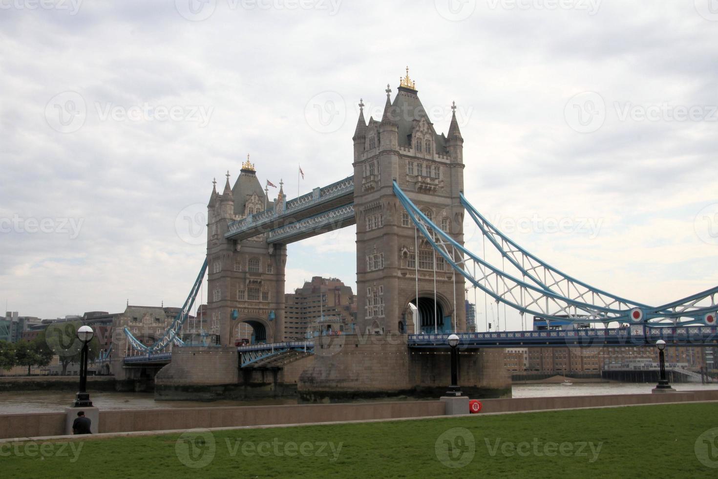 una veduta del Tower Bridge di Londra foto