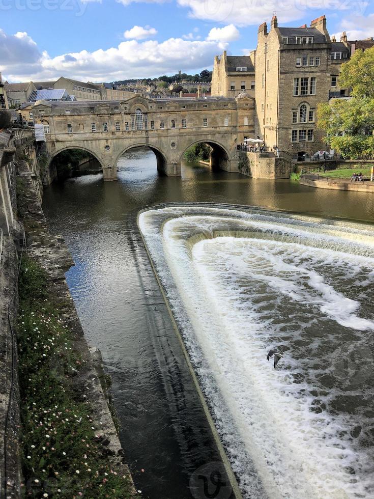 una vista della città di Bath al sole del pomeriggio foto