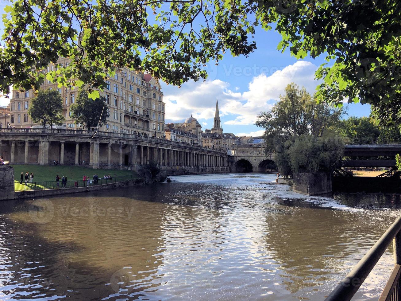 una vista della città di Bath al sole del pomeriggio foto