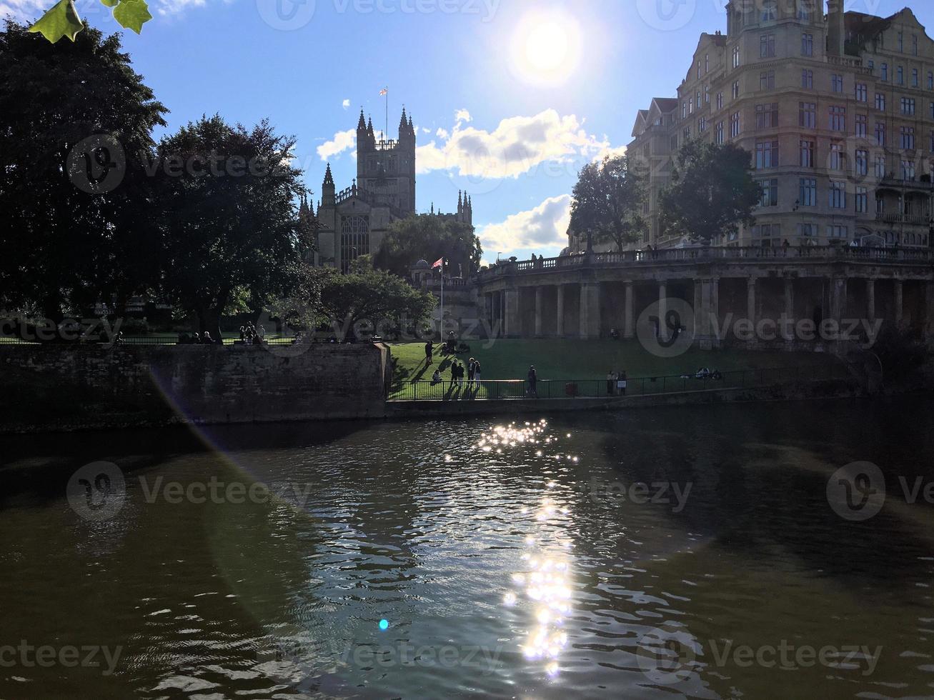 una vista della città di Bath al sole del pomeriggio foto