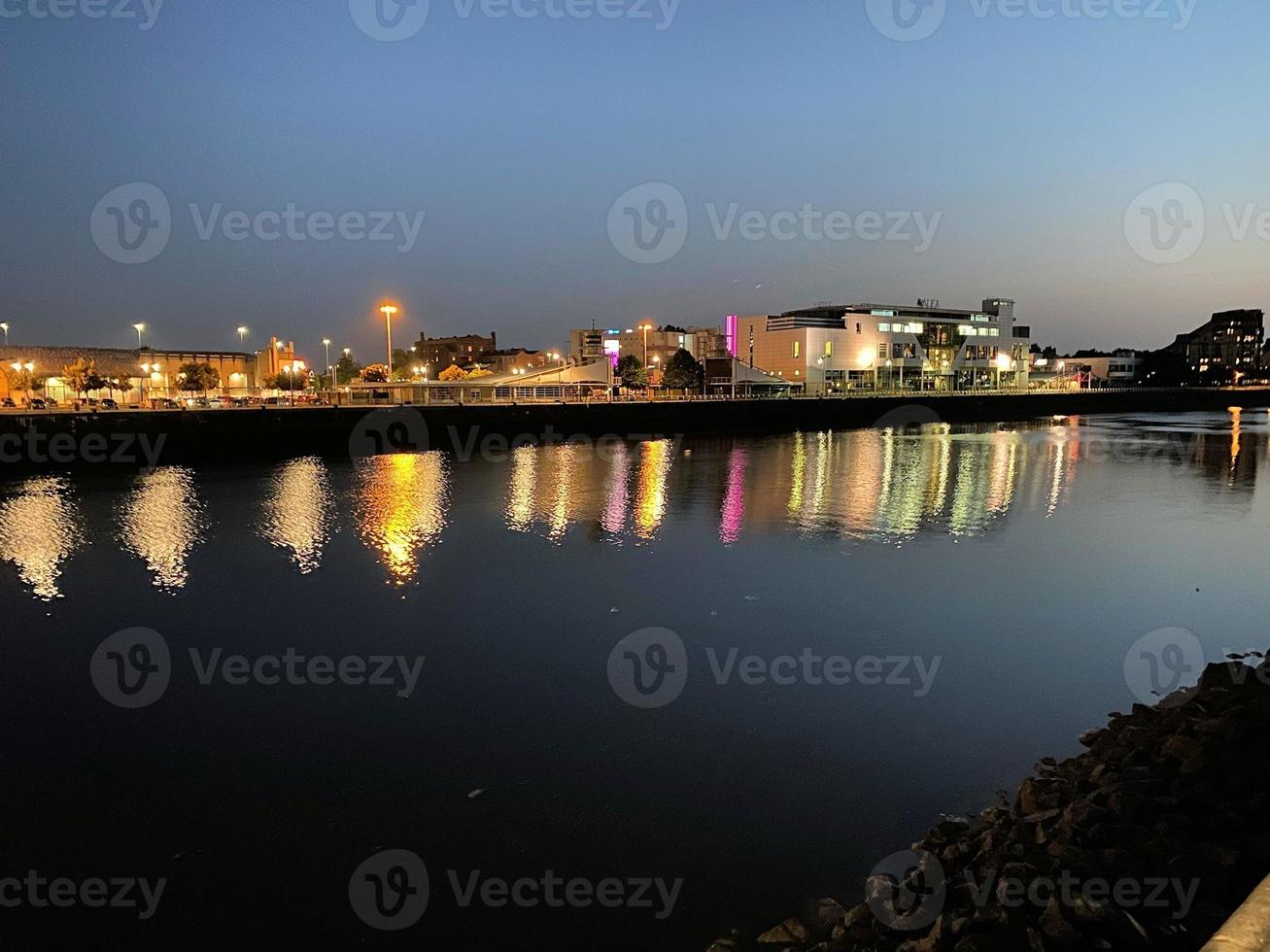 una vista di glasgow in Scozia di notte foto