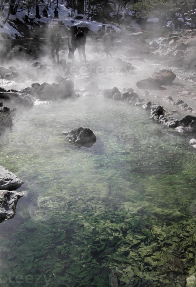 sorgente termale naturale a kusatsu onsen, in giappone foto