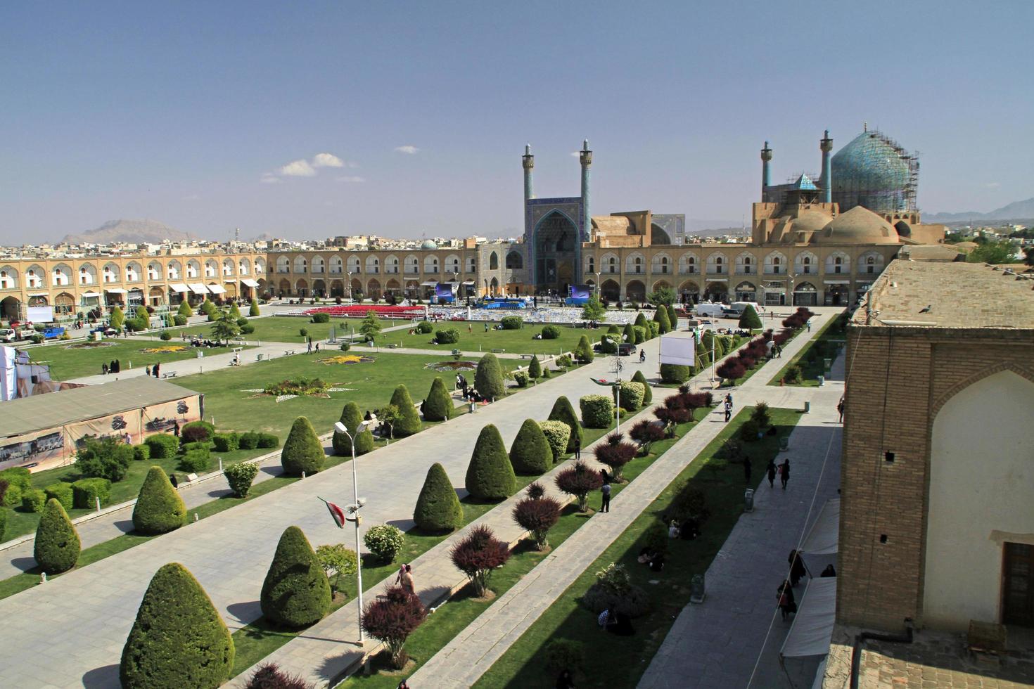 isfahan, iran - 13 giugno 2018 - vista sulla piazza della grande città naqsch-e dschahan a isfahan, iran. la piazza è un popolare punto di ritrovo per gli abitanti della città. foto