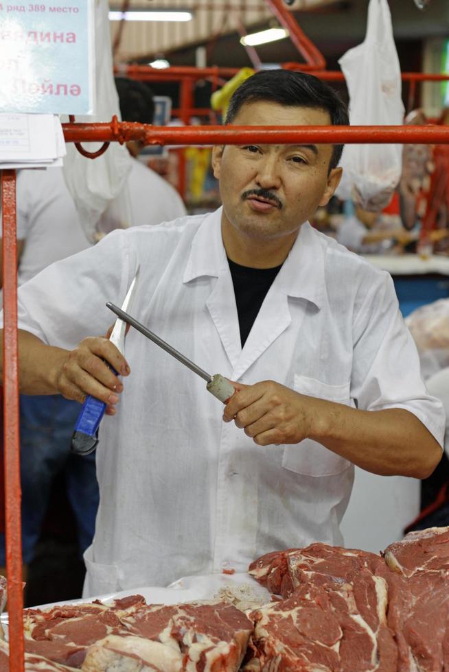 almaty, kazakistan - 24 agosto 2019 - scena nella sezione della carne del famoso bazar verde ad almaty, kazakistan foto