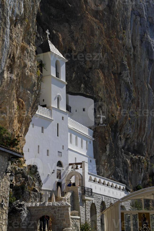 la bella vista del monastero di ostrog in montenegro, che è costruito su una ripida scogliera di montagna foto