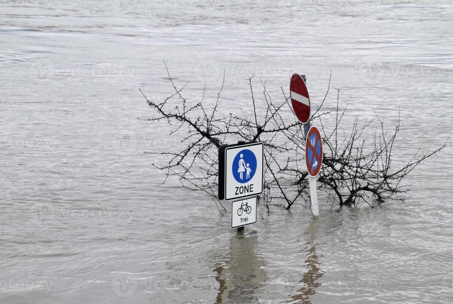 condizioni meteorologiche estreme - zona pedonale allagata a Colonia, in Germania foto