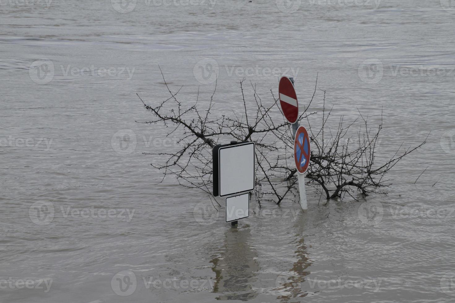 condizioni meteorologiche estreme - zona pedonale allagata a Colonia, in Germania foto