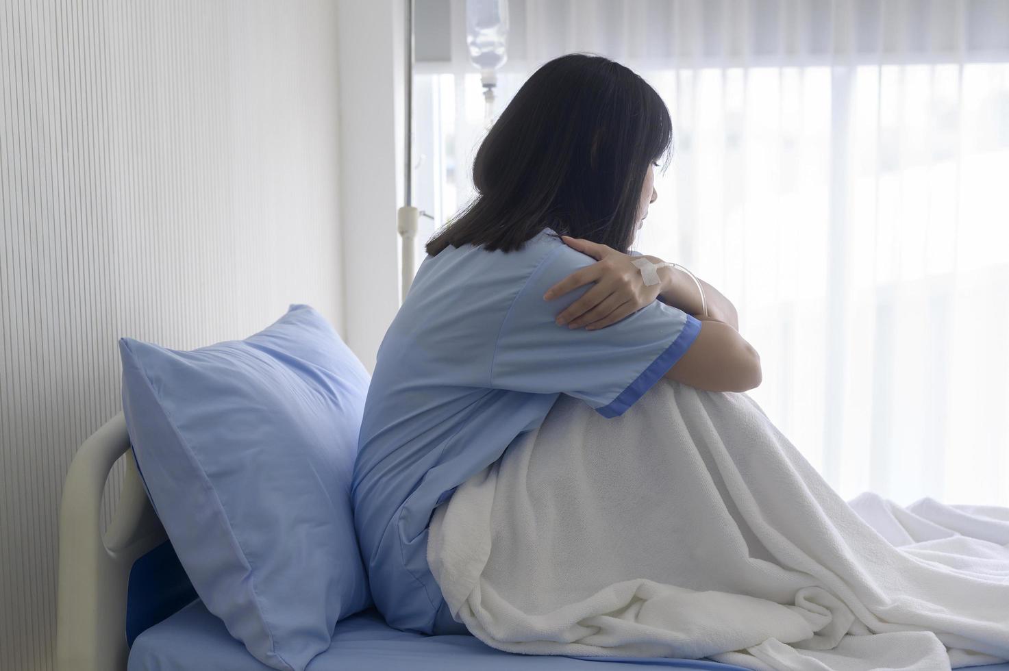 una paziente donna asiatica abbattuta. in seguito alla dichiarazione del medico che il tumore era prossimo alla fine del suo decorso. foto