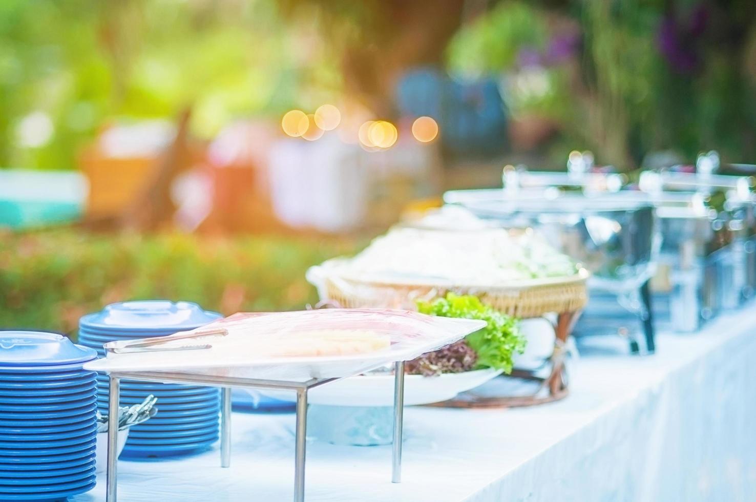 tavolo per la preparazione del cibo pronto per essere servito - concetto di buffet self-service per feste in giardino all'aperto foto