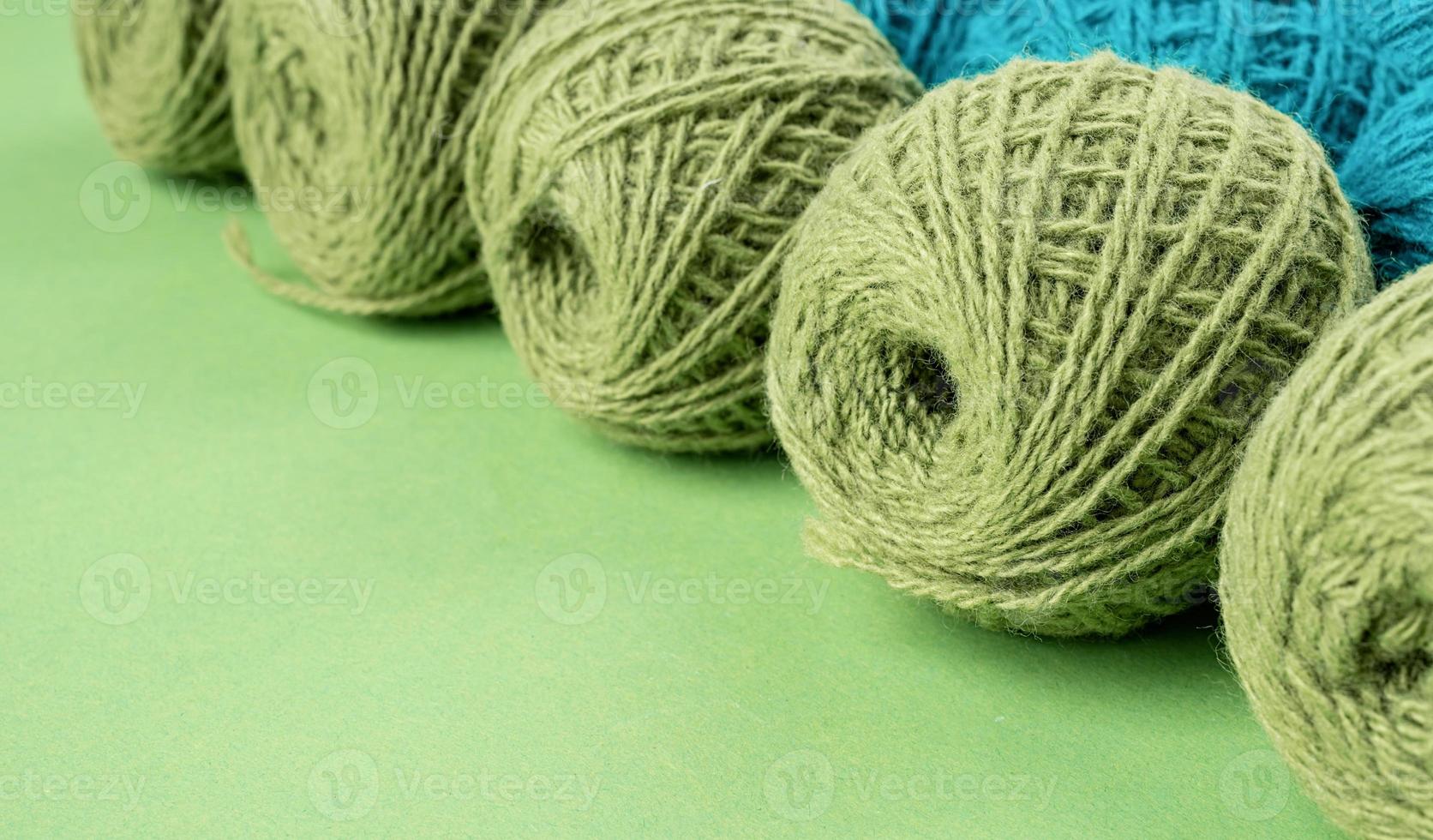 filato di lana verde brillante in un grezzo su sfondo luminoso foto