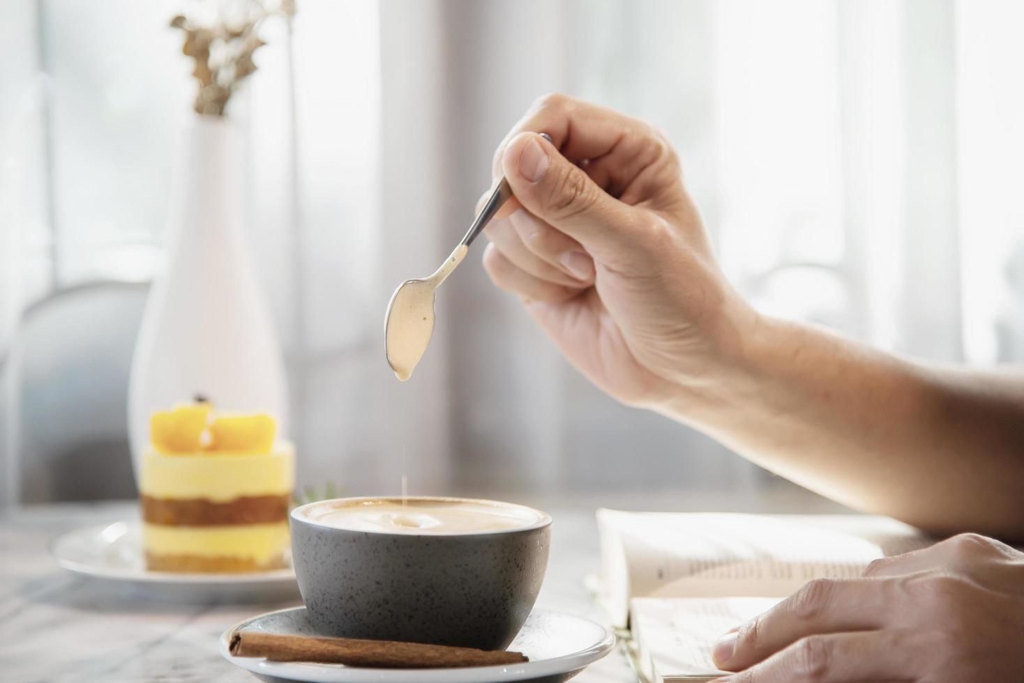 le persone servono un bellissimo set di tazze da caffè mattutine fresche e rilassanti - persone con il concetto di sfondo del set da caffè foto