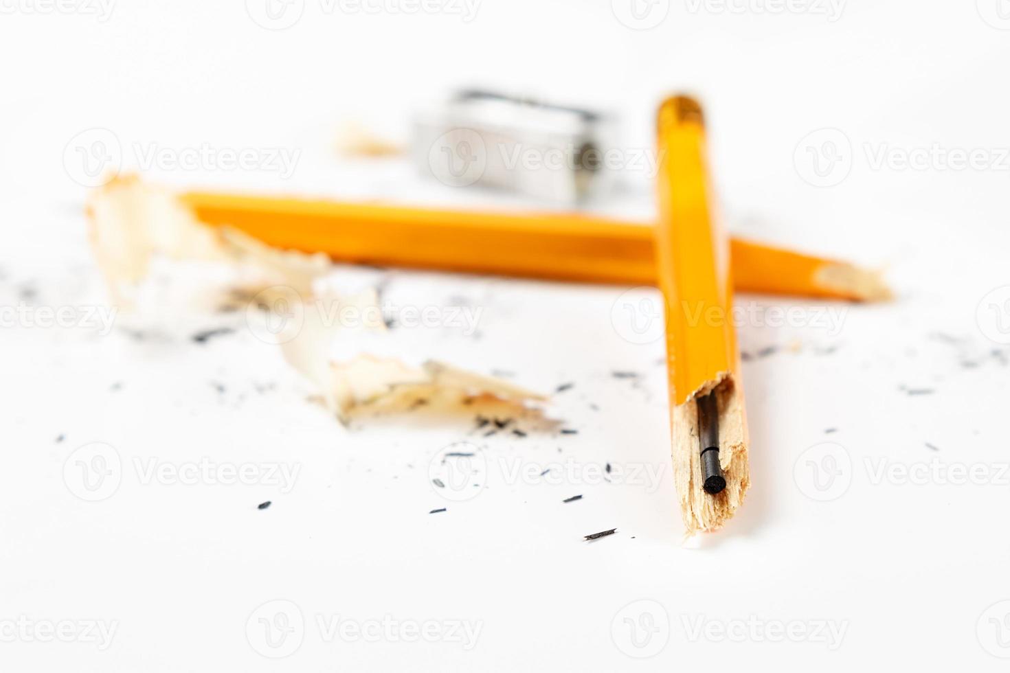matita, temperamatite in metallo e trucioli di matita su sfondo bianco. immagine orizzontale. foto