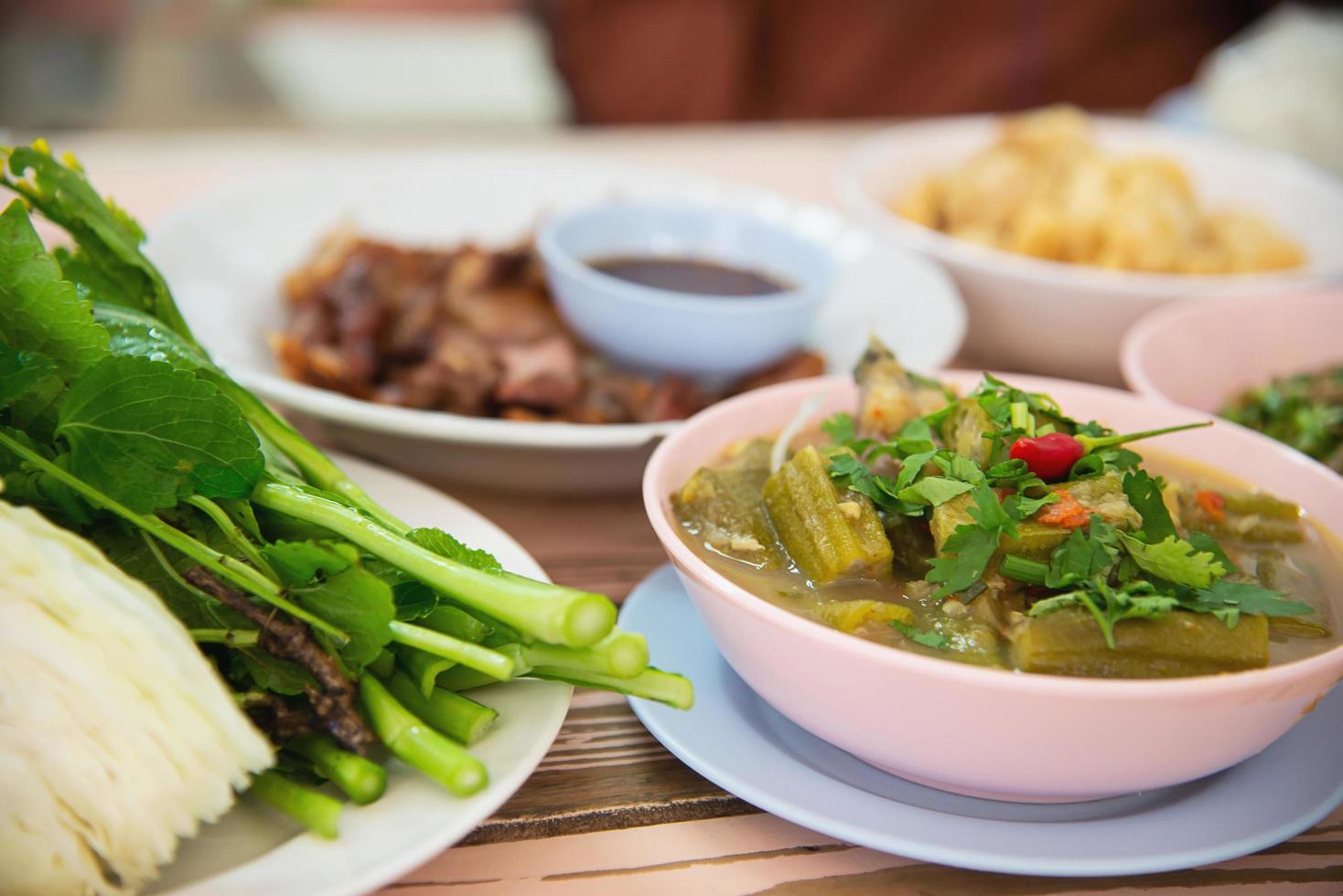 pasto tradizionale locale in stile tailandese settentrionale - concetto di cibo tailandese locale foto