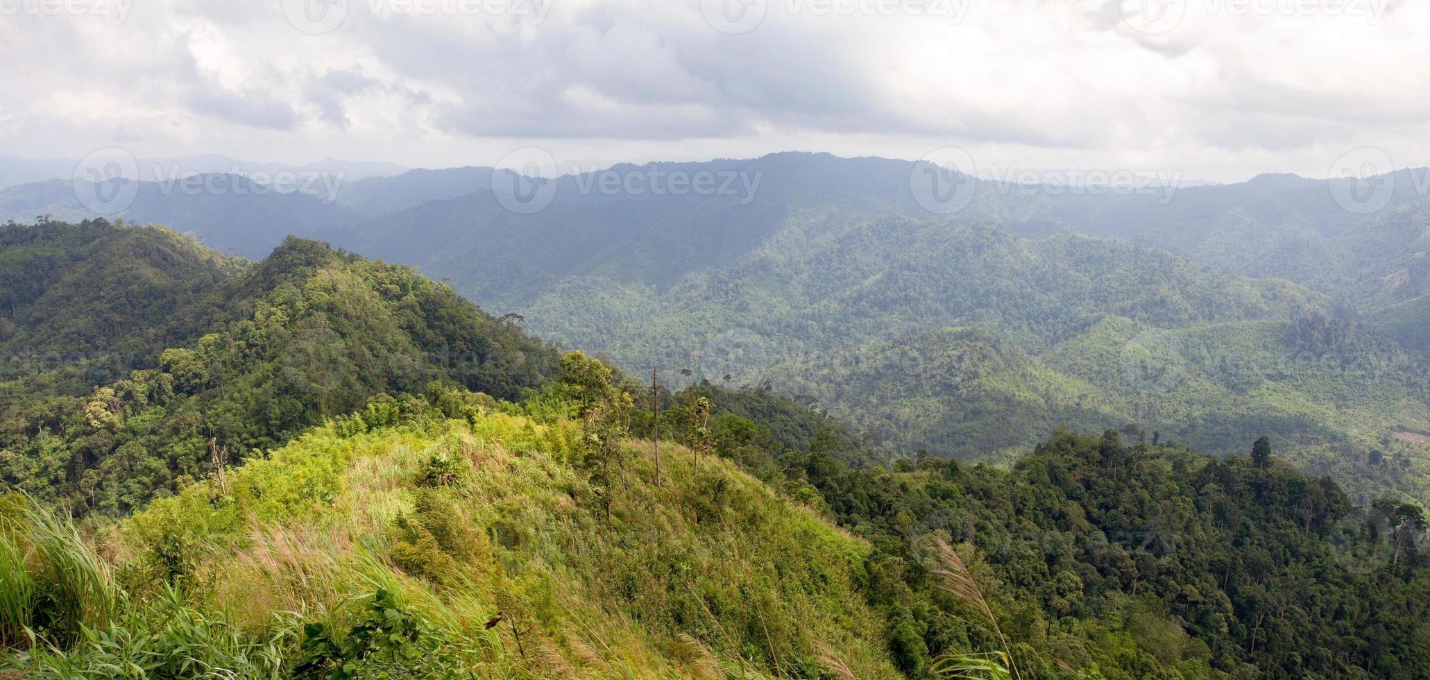 punto di vista di khao sawan, distretto di suan phueng, confine thailandese-birmano della provincia di ratchaburi foto