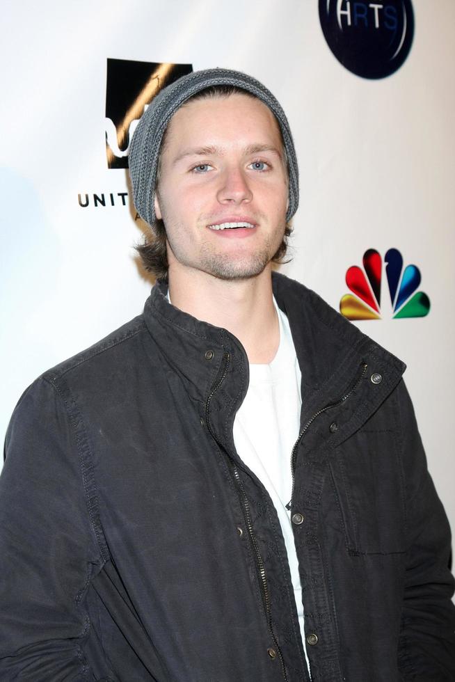 los angeles, 7 dicembre - luke kleintank arriva al jhrt s 9th Young hollywood holiday party a eden il 7 dicembre 2011 a los angeles, ca foto