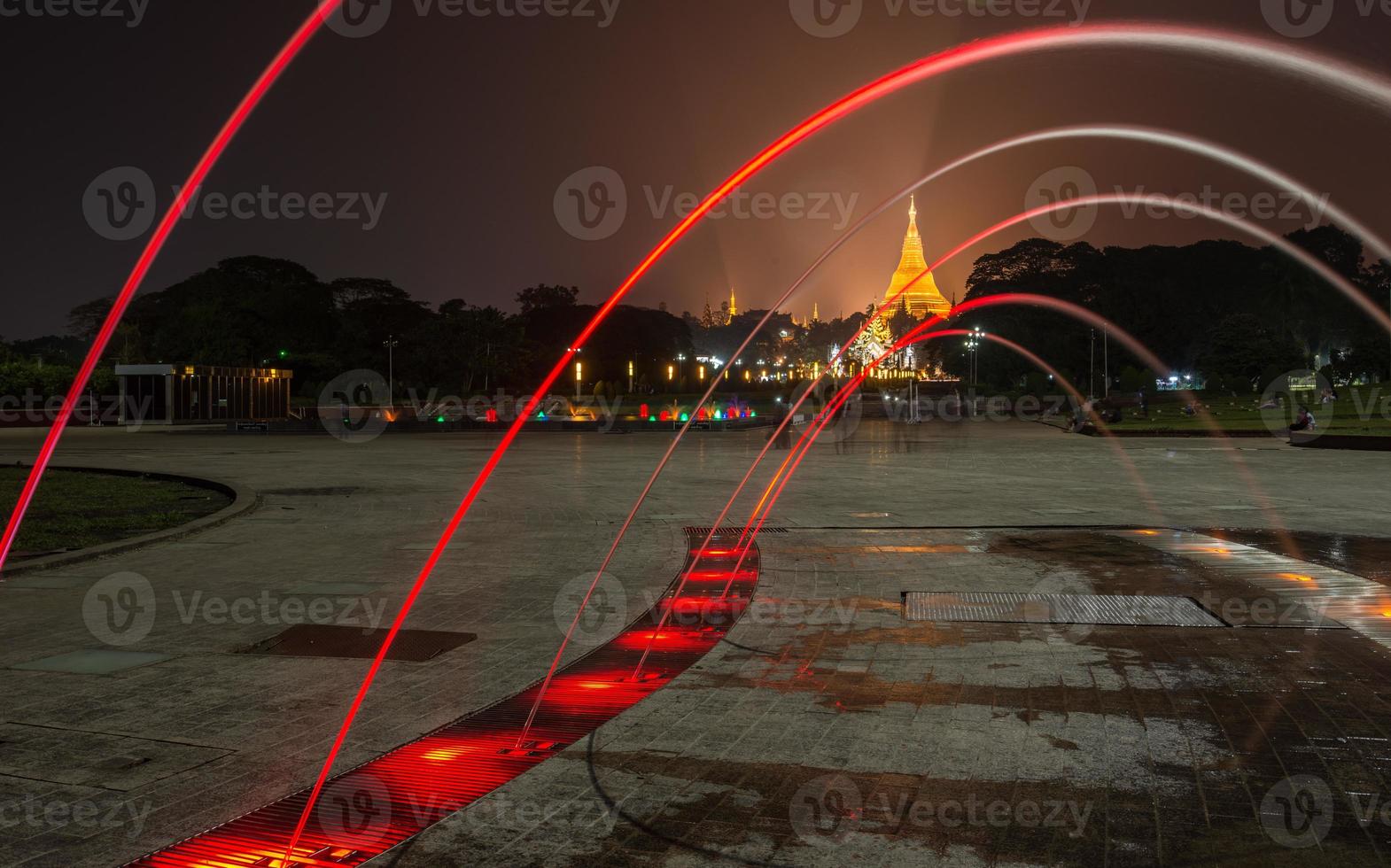 vista notturna della pagoda di shwedagon un punto di riferimento iconico della cittadina di yangon nel myanmar. La pagoda shwedagon è una delle pagode più famose al mondo. foto