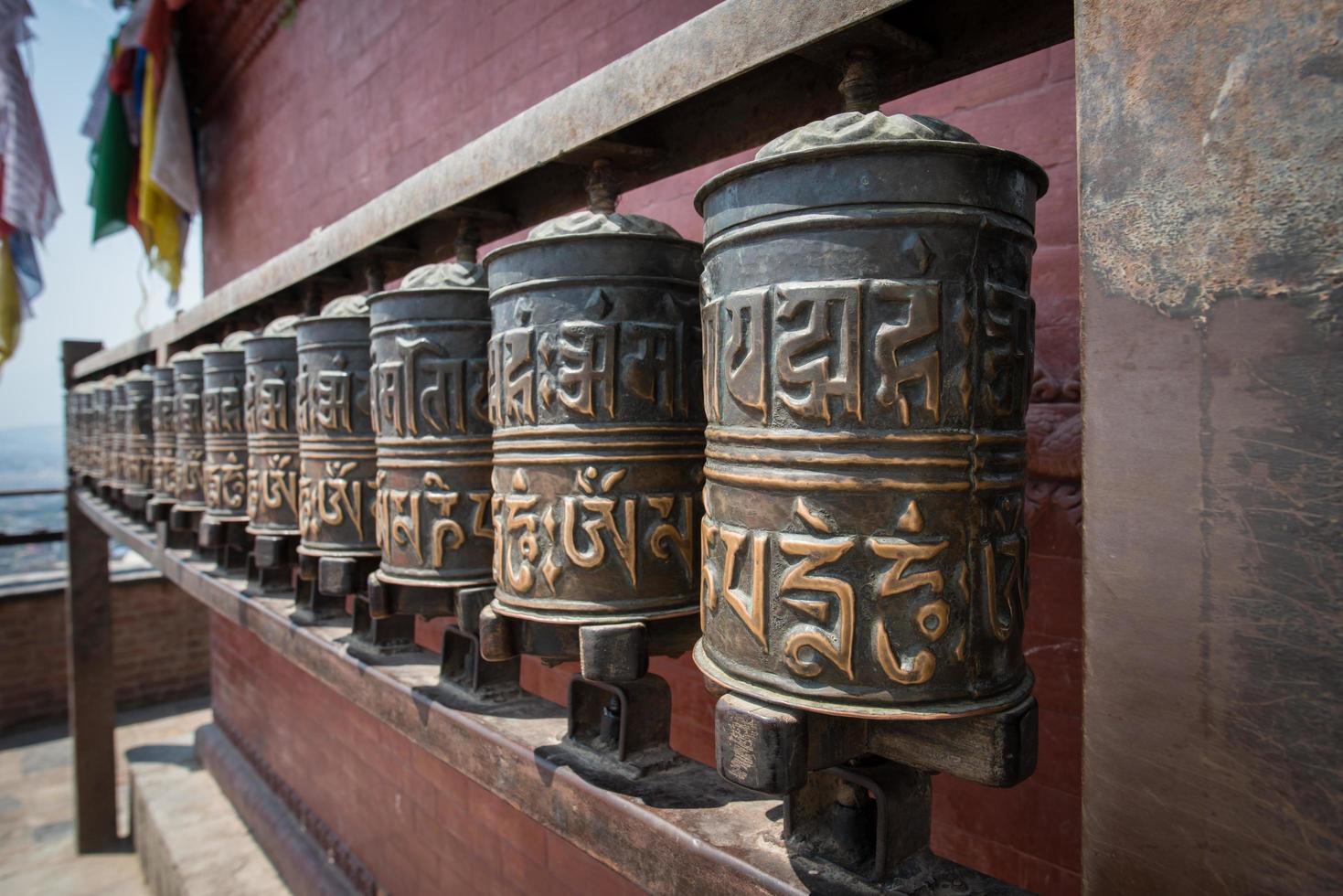 le ruote di preghiera in bronzo nel tempio di Swayambhunath a Kathmandu, le capitali del Nepal. foto