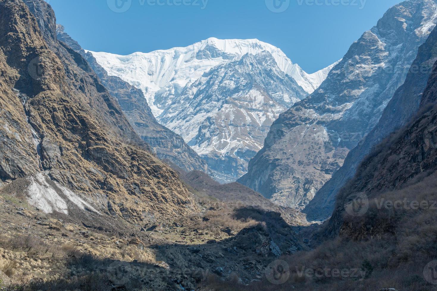 lo splendido scenario del mt.ganga purna durante il trekking nel santuario di annapurna in nepal. Il trekking del santuario di annapurna è la destinazione più popolare della regione di annapurna. foto