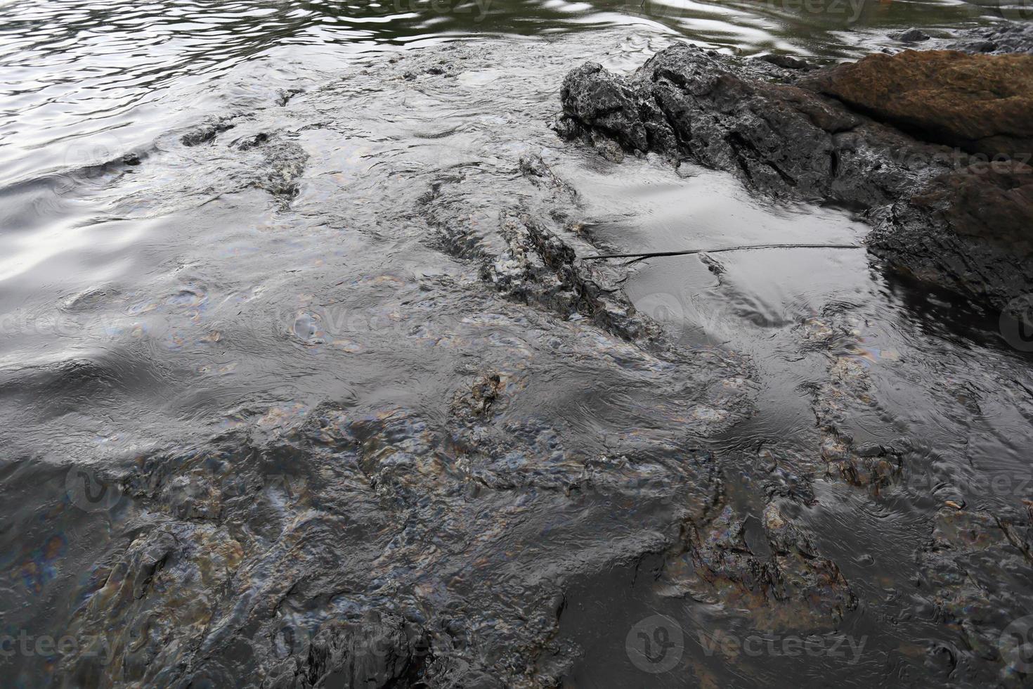 fuoriuscita di petrolio greggio sulla spiaggia foto