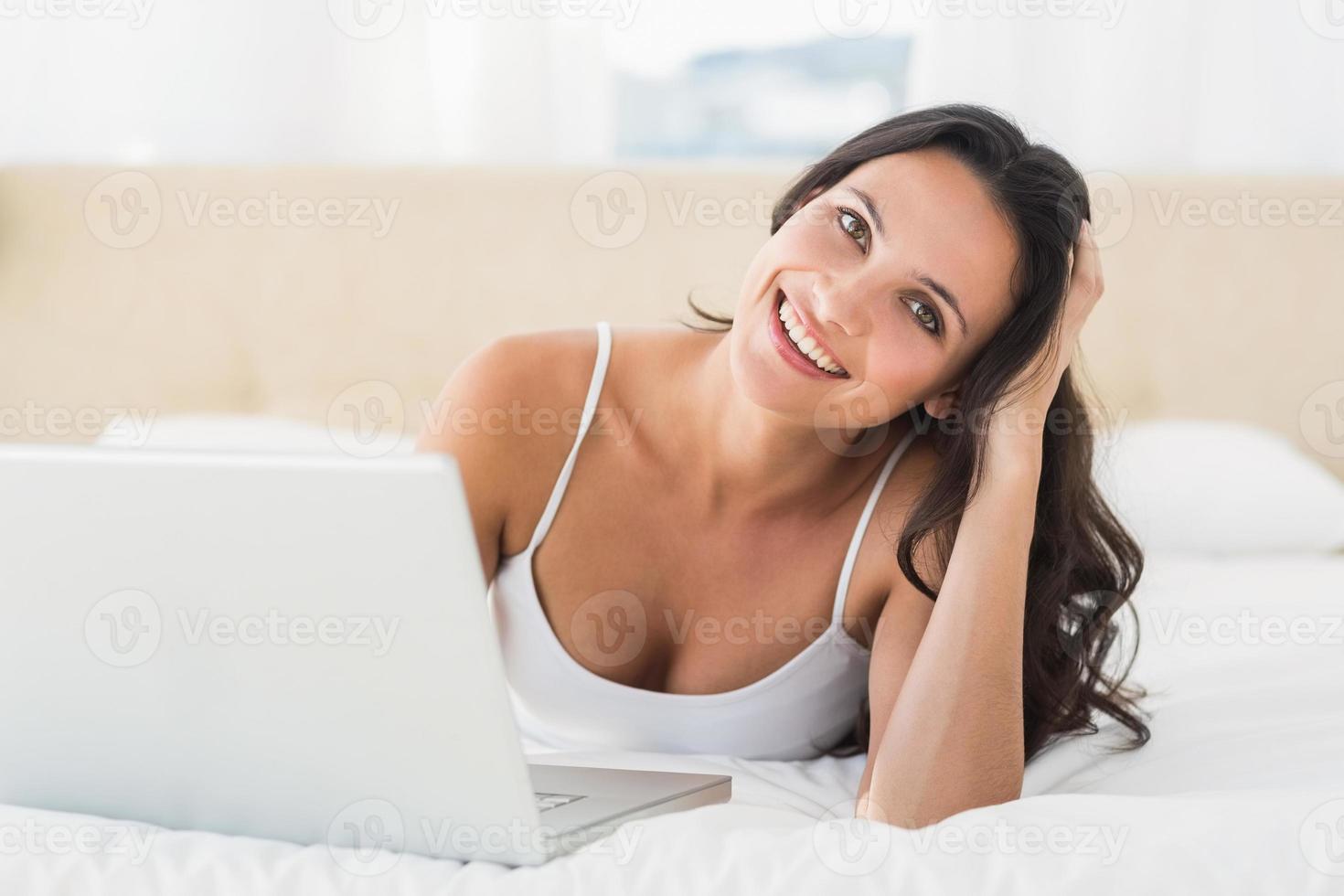 bruna felice con il suo laptop foto