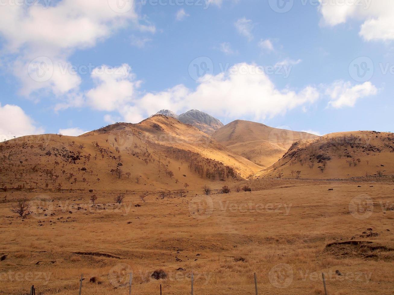 lascia le montagne e il cielo blu foto