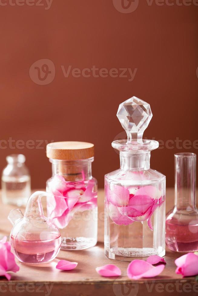 profumeria e aromaterapia con boccette di fiori di rosa foto