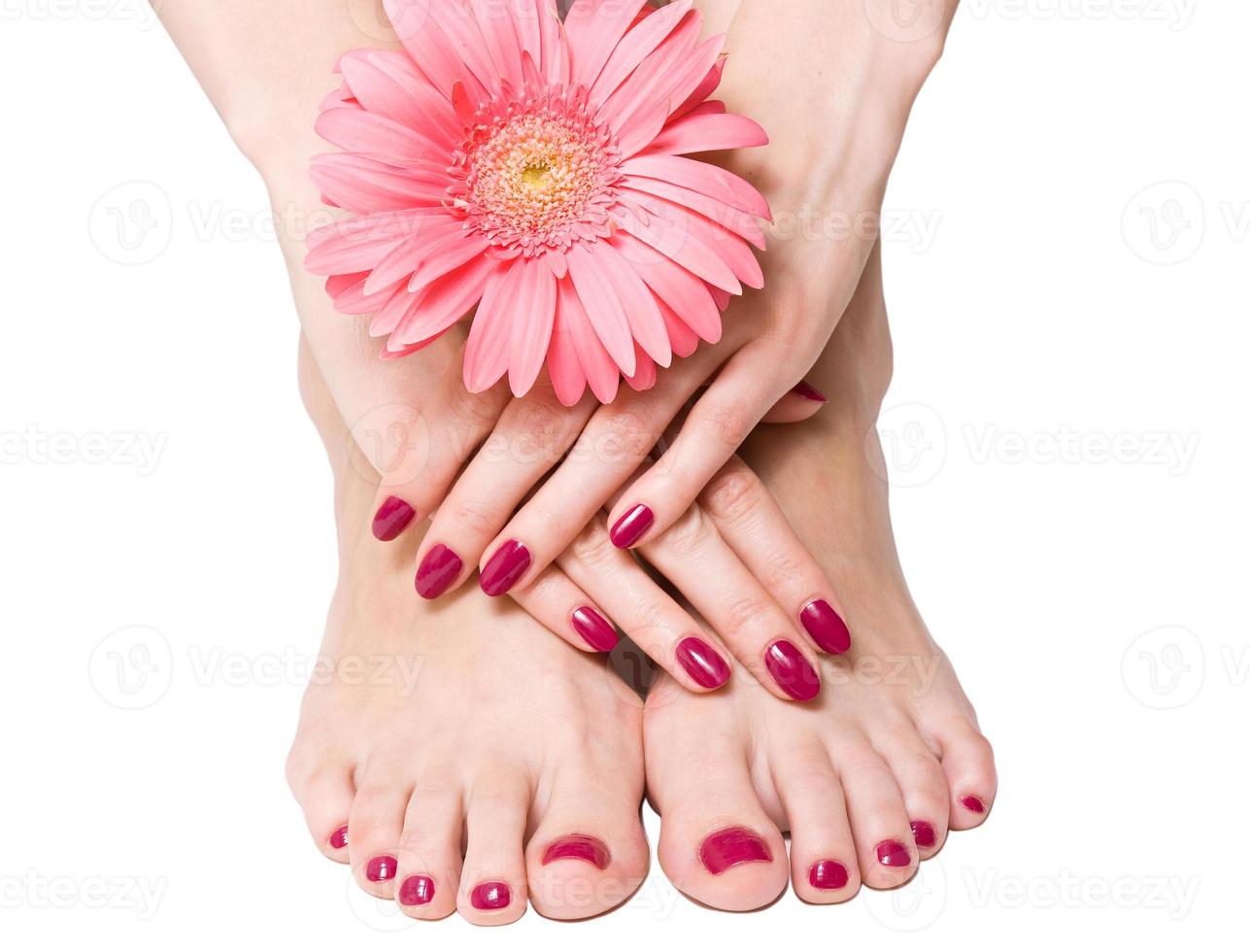 Close-up di unghie curate e pedicure con fiore foto