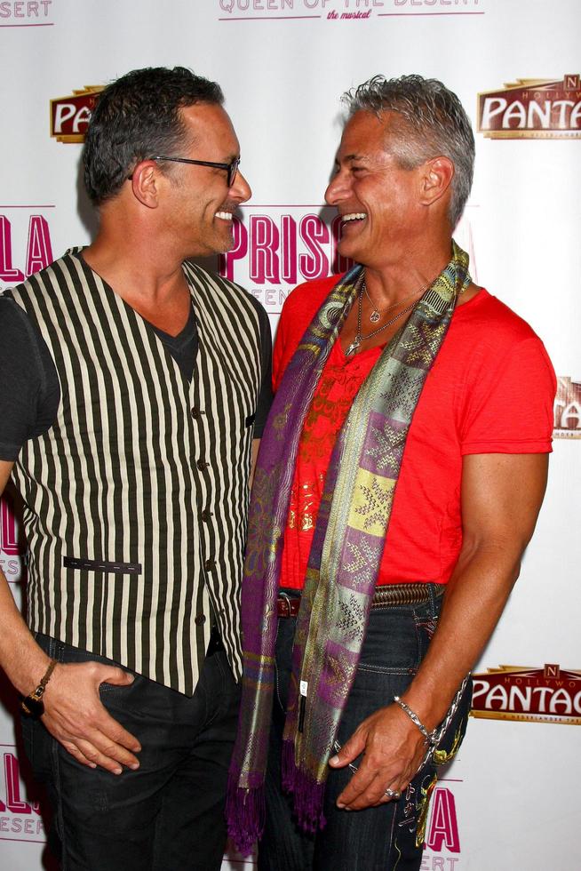 Los Angeles, 29 maggio - greg louganis arriva alla Priscilla Queen of the Desert Play Opening al Pantages Theatre il 29 maggio 2013 a Los Angeles, California foto