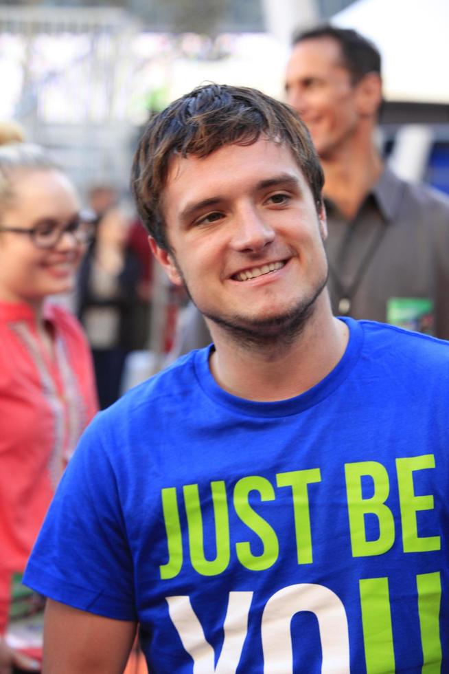 los angeles, 9 agosto - josh hutcherson al josh hutcherson celebrity basket game beneficiando dritto ma non stretto al nolia plaza il 9 agosto 2013 a los angeles, ca foto