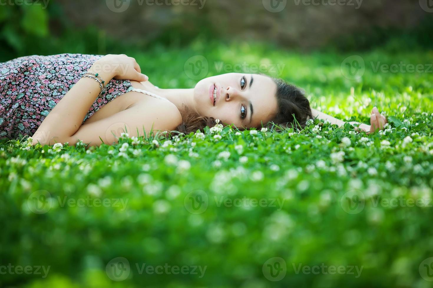 giovane bella donna caucasica si riposa nel parco foto